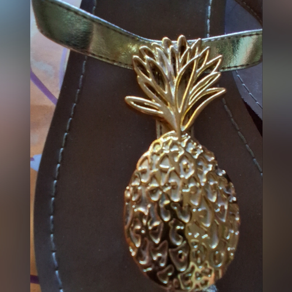 🔥Lilly Pulitzer for Target Gold Pineapple Sandals Flip Flop 9 EUC & Free Gift - Picture 2 of 10